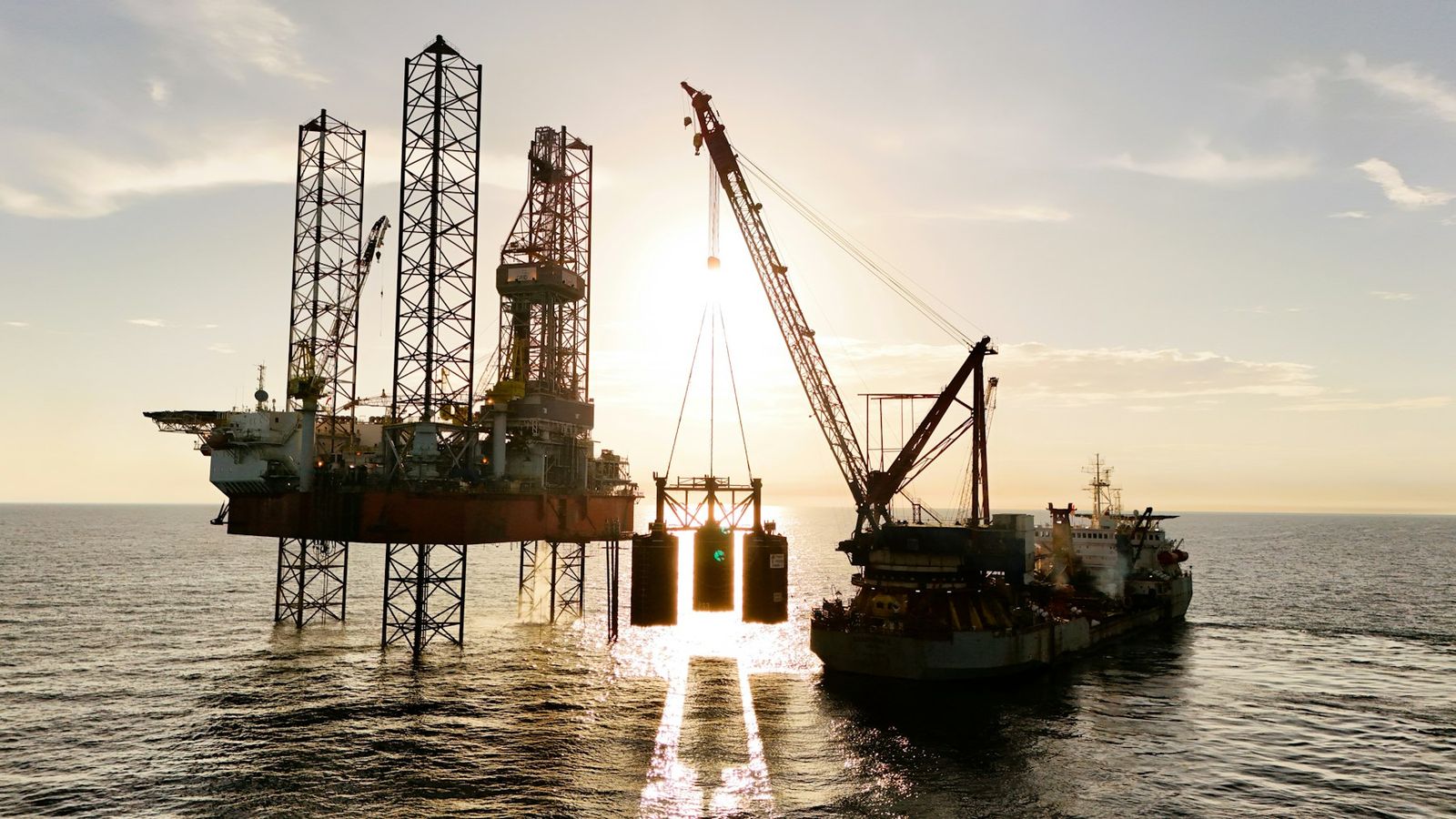 Plateforme autoélévatrice et navire-grue en mer