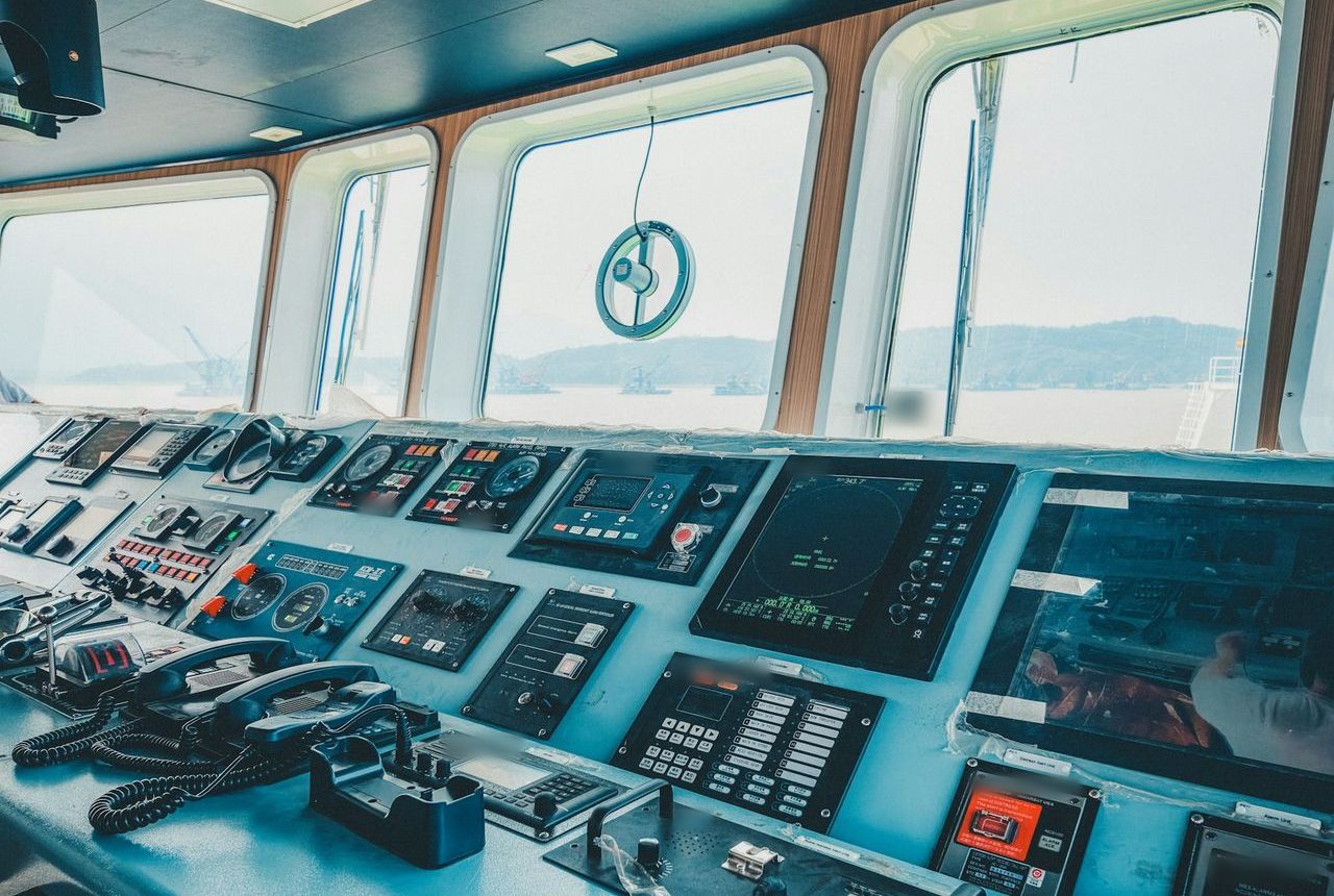 Passerelle de navigation d’un navire, vue sur la rade